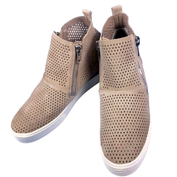 Steve Madden tan ankle booties/wedges in size 8M. Good used condition - Picture 4 of 5